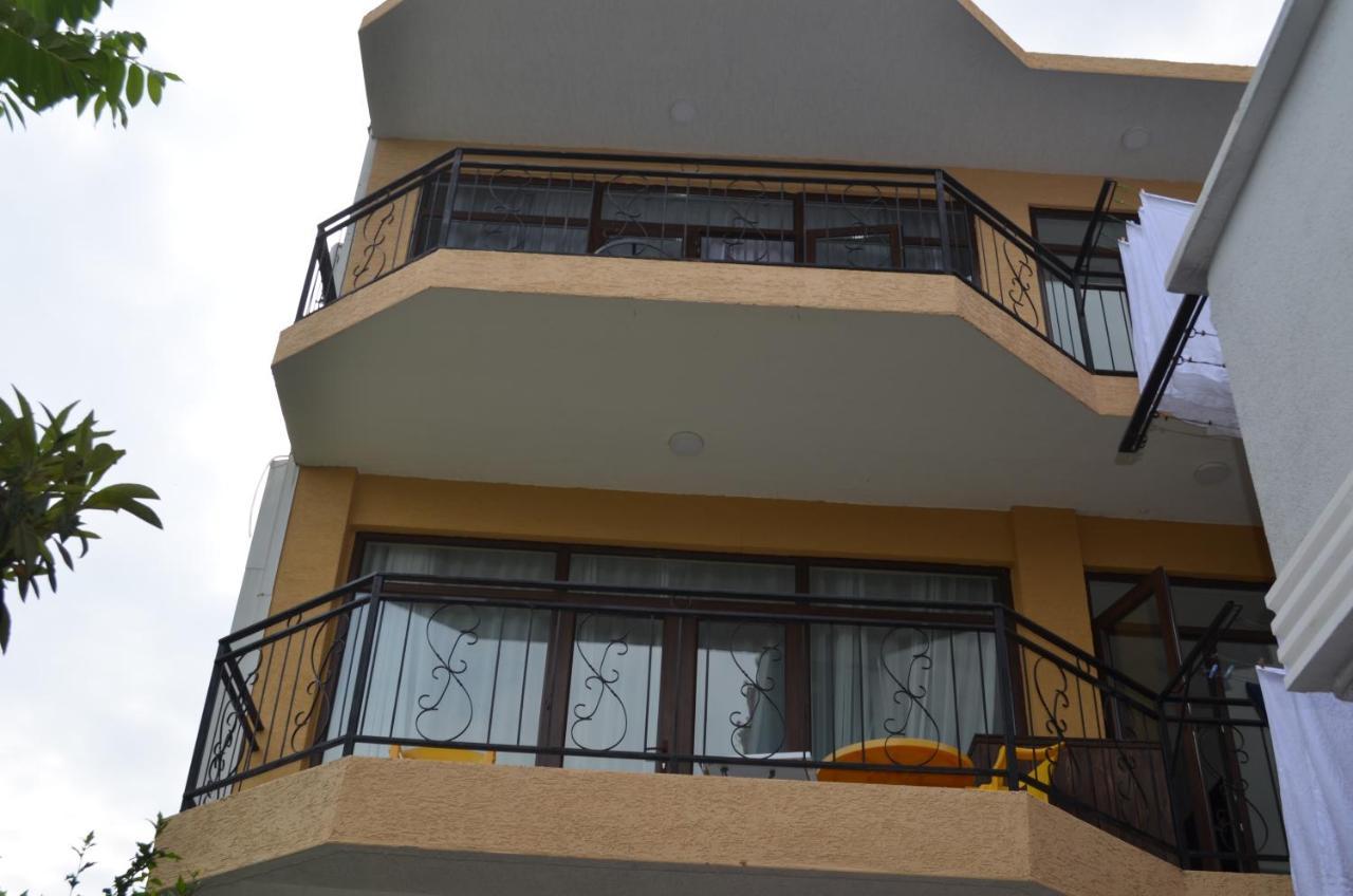 Guest House Madonna Kobuleti Εξωτερικό φωτογραφία