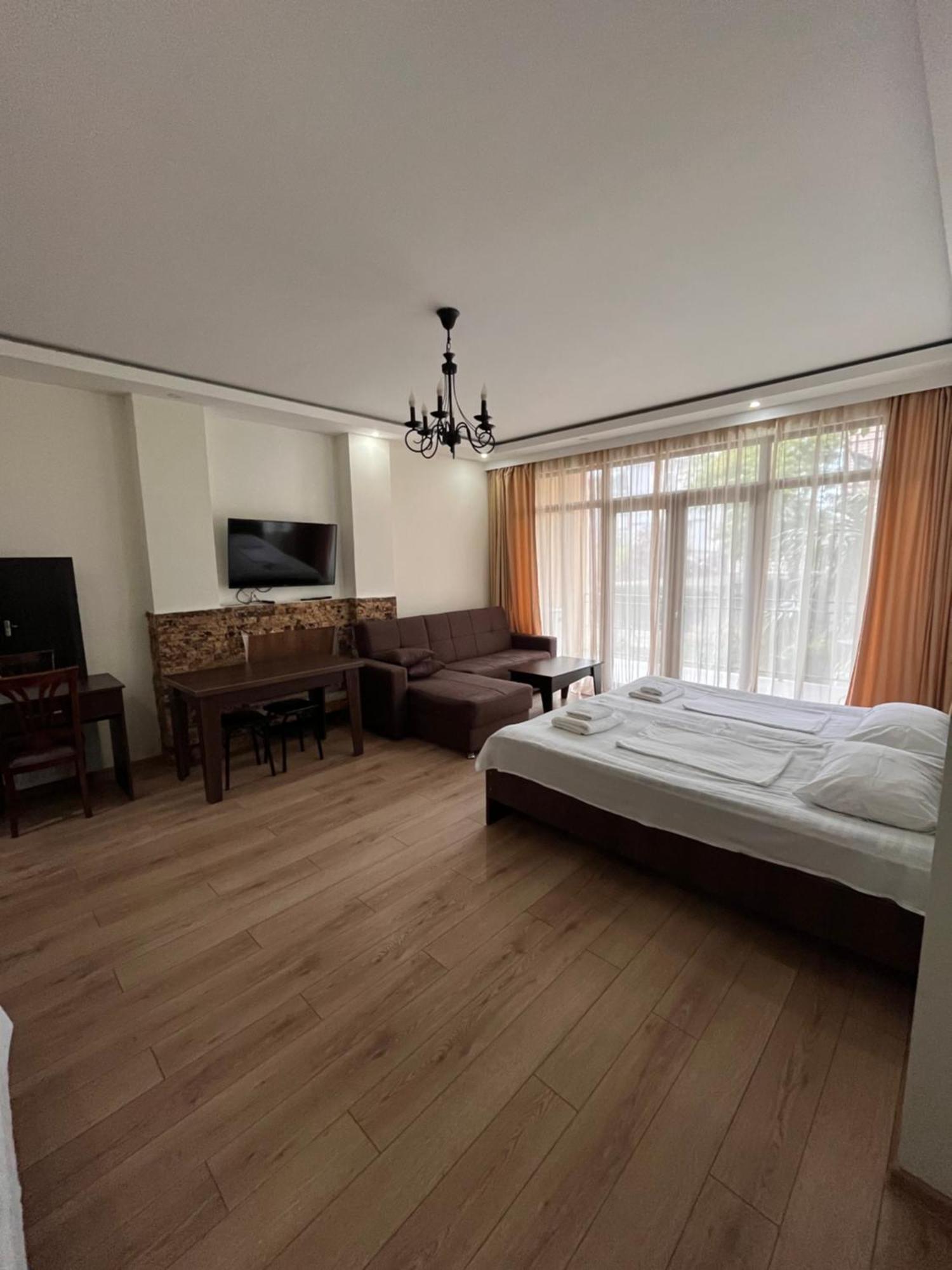 Guest House Madonna Kobuleti Εξωτερικό φωτογραφία